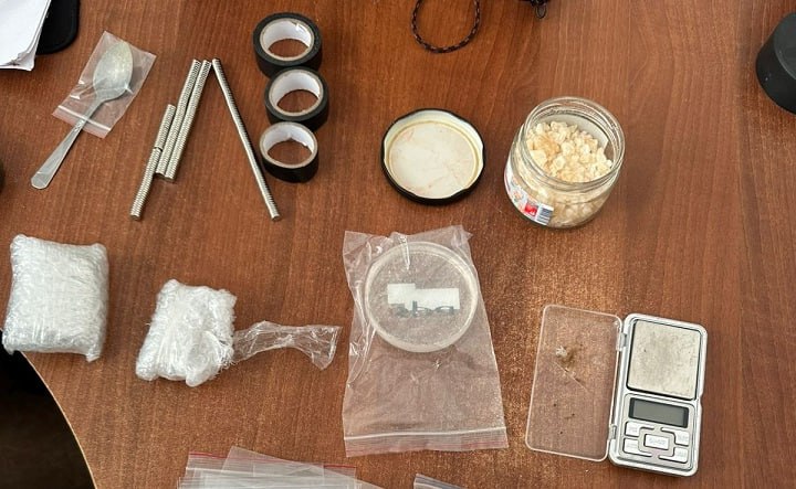 В Новочеркасске задержали горожанина, хранившего почти 100 граммов наркотиков Сотрудники отдела по контролю за оборотом наркотиков в Новочеркасске задержали 32-летнего местного жителя по подозрению в хранении наркотиков. Сначала у него обнаружили около 7 граммов запрещённых веществ, а во время обыска на работе — ещё более 90 граммов. Сотрудники полиции установили, что горожанин приобрёл наркотики через интернет, а затем расфасовал их для дальнейшего сбыта через тайники–закладки на территории Новочеркасска. Мужчина заключён под стражу, возбуждено уголовное дело по статье о незаконном производстве, сбыте или пересылке наркотических средств, психотропных веществ или их аналогов. #новости #Новочеркасск