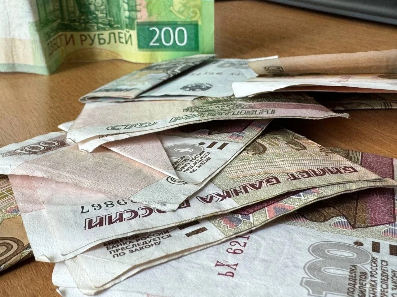 Почти 20 млн рублей вернули дагестанцам по неверным коммунальным начислениям Врио руководителя Госжилинспекции Дагестана Арсен Гаджиев в эфире ЦУР рассказал о результатах работы с жалобами на начисления за жилищно коммунальные услуги в 2025 году Он сообщил что по итогам проверок инспекции производители перерасчётов на сумму 19 5 млн рублей в пользу жителей Кроме того на нерадивых управляющие компании и ресурсоснабжающие организации наложены административные штрафы на 8 1 млн рублей По словам Гаджиева такие обращения одна из самых крупных категорий жалоб граждан Люди стремятся оплачивать только за реально предоставленные услуги и вопросы перерасчётов зачастую становятся камнем преткновения между жильцами и управляющими компаниями или ресурсоснабжающими организациями