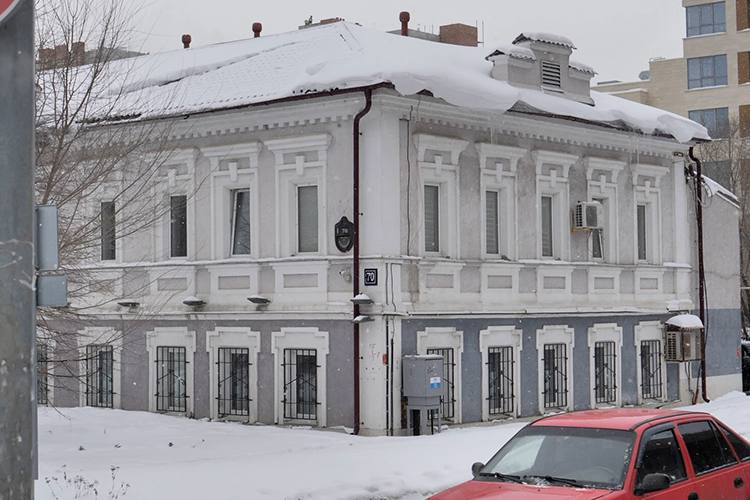 Дом где якобы родился Мулланур Вахитов могут исключить из реестра памятников РТ В Казани могут исключить из реестра памятников Татарстана здание на улице Петербургской которое называют домом рождения Мулланура Вахитова Экспертизу провели для оценки исторической ценности объекта Эксперт Александр Мартынов заявил что включать дом в список объектов культурного наследия не стоит по его мнению ценность здания утрачена факт рождения Вахитова там не подтвержден а сам он не является ценной личностью Подписаться Новости Казани