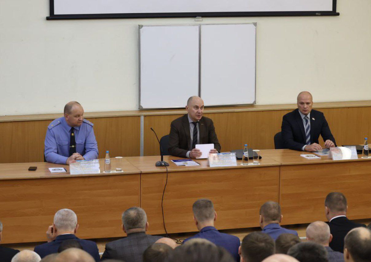 На базе Академии МВД прошёл республиканский семинар-совещание руководителей криминальной милиции по вопросам организации оперативно-разыскной деятельности и идеологической работы в органах внутренних дел Мероприятие открыл заместитель Министра внутренних дел – начальник КМ Геннадий Казакевич. В числе участников — начальники подразделений кримблока министерства и территориальных ОВД, представитель Генеральной прокуратуры, руководство академии, кафедр оперативно-разыскной деятельности и информационного права факультета криминальной милиции, а также профессорско-преподавательский состав вуза. Участники обсудили вопросы идеологической работы в ОВД, укрепления законности среди личного состава, осуществления оперативно-разыскной деятельности и другие. Редакция МВД в Telegram