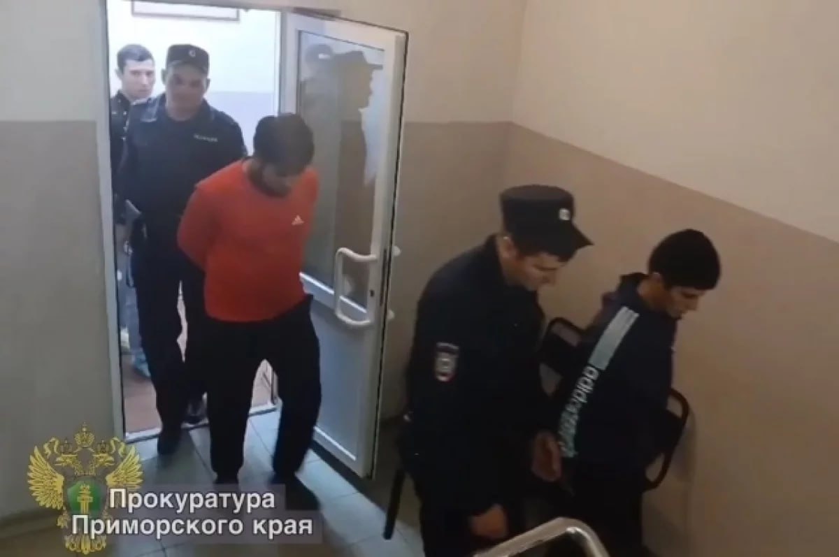 Во вторник, 22 июля, Приморский краевой суд оставил без изменений приговор троим мигрантам, признанным виновными в групповом изнасиловании девушки на пляже Лазурная во Владивостоке . Как сообщила пресс-служба прокуратуры региона, суд апелляционной инстанции не удовлетворил требование о более строгом наказании, и надзорное ведомство планирует вновь обжаловать вердикт в кассационном порядке . По материалам дела, 15 июня 2024 года иностранцы, находившиеся в России нелегально, напали ночью на сотрудницу кафе, угрожали ножом и насиловали её в течение четырёх часов. После задержания в аэропорту один из обвиняемых покончил с собой в СИЗО. Остальным суд назначил от 5 до 5 лет 6 месяцев лишения свободы . #Владивосток #Приморье #суд #мигранты #насилие #новости #Telegram Подробнее