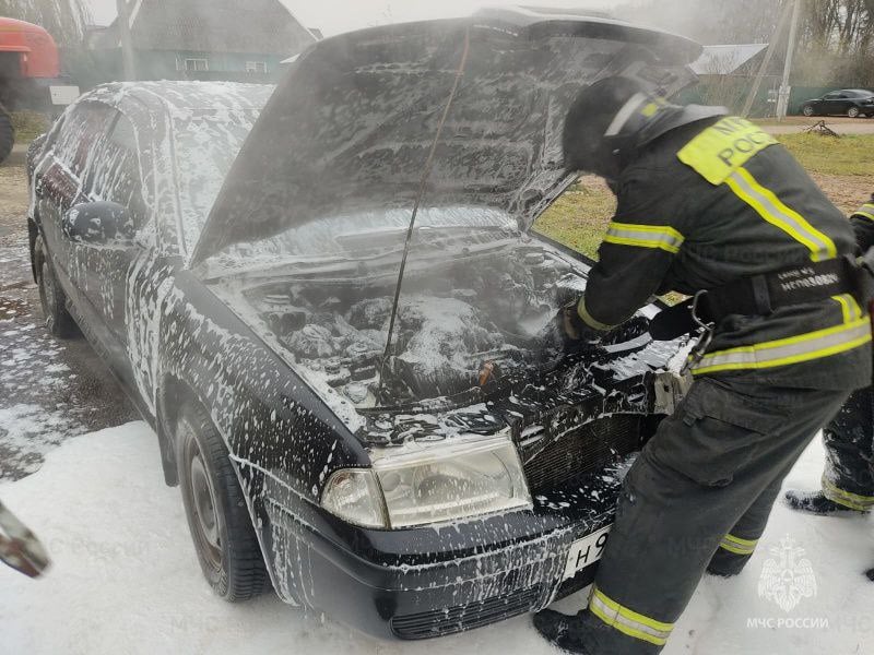 В Дятьково огнеборцы ликвидировали пожар в автомобиле  14.11.2024 в оперативную дежурную смену Главного управления МЧС России по Брянской области поступило сообщение о пожаре в легковом автомобиле по адресу: г. Дятьково, ул. Лермонтова. К тушению привлекались две пожарные автоцистерны. Пожар ликвидирован. Причину и обстоятельства происшествия предстоит установить дознавателю МЧС России. Пострадавших нет.   Главное управление МЧС России по Брянской области напоминает:   вовремя проходи техосмотр;   обращай внимание на любую неисправность автомобиля;   ремонт доверяй профессионалам;   в машине храни огнетушитель.   Позвонить и обратиться за помощью пожарно-спасательной службы можно по телефону «0  1  », с мобильного - «1  0  1  ». Единый номер вызова экстренных оперативных служб – «1  1  2  ».  #Пожар #оперативная_информация  #МЧСпоБрянскойОбласти    МЧС Брянской области в ТГ   ГУ МЧС России по Брянской области в ВК   МЧС Брянской области в ОК