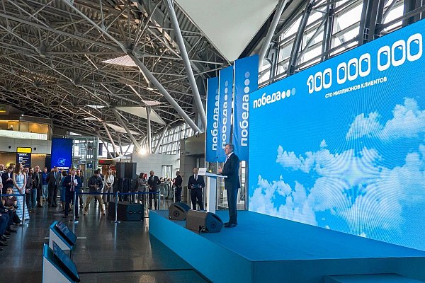 В аэропорту Внуково встретили 100 миллионного пассажира авиакомпании Победа В Международном аэропорту Внуково состоялась торжественная церемония в честь 100 миллионного пассажира партнера Внуково авиакомпании Победа Об этом сообщает AVIA RU со ссылкой на данные воздушной гавани Как рассказали в пресс службе Внуково юбилейным стала пассажир рейса DP263 Москва Внуково Калининград Анастасия Крылова От лоукостера она получила сертификат на перелет по любому регулярному направлению маршрутной сети Победы на две персоны и модель воздушного судна авиаперевозчика Воспользоваться сертификатом можно в течение одного года От Международного аэропорта Внуково пассажиру были вручены дорожный набор путешественника и сувениры aviaru net n286982