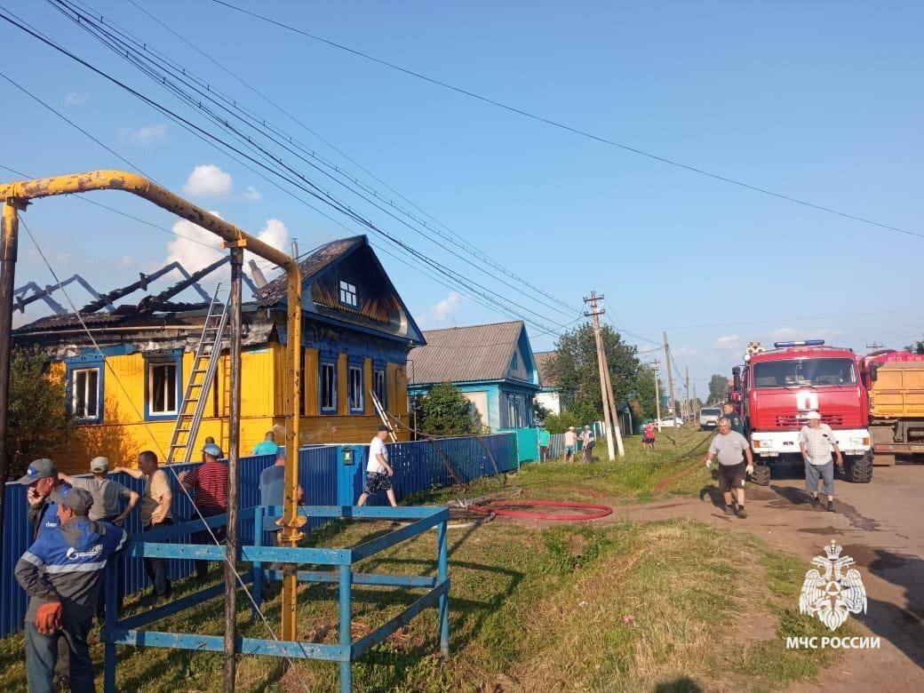 В Башкирии на пожаре погибли трое детей Трагедия случилась сегодня, 9 июня, в селе Старобалтачево Балтачевского района. Как сообщили в региональном МЧС, горел жилой бревенчатый дом. Во время тушения спасатели нашли тела 16, 9 и 3 лет. В ведомстве отметили, что в момент происшествия мамы и еще одного 12-летнего не было дома. Отец семейства находится на СВО. В настоящее время тушение продолжается. На место выехали дознаватели МЧС России и и.о главы регионального МЧС Эдуард Идрисов.