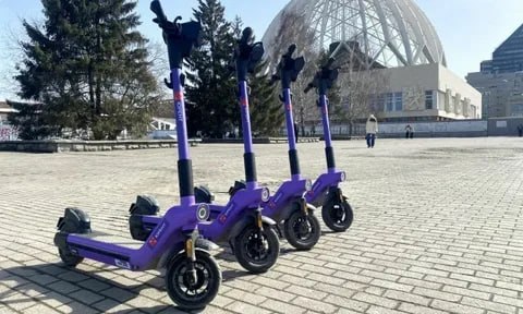 На улицах Екатеринбурга станет меньше электросамокатов к учебному году В Екатеринбурге в преддверии нового учебного года с улиц убирают электросамокаты Такая мера необходима в том числе чтобы обезопасить подростков Об это сообщили в пресс службе МТС Юрент В преддверии начала учебного года МТС Юрент сокращает парк электросамокатов в столице Урала Это сделано для снижения числа аварийности с участием шеринговых средств индивидуальной мобильности в Екатеринбурге В том числе сокращения нагрузки на дорожную сеть рассказали в пресс службе компании Кроме того и другим операторам было предложено сократить парк электросамокатов Подписаться на Жизнь в Екб