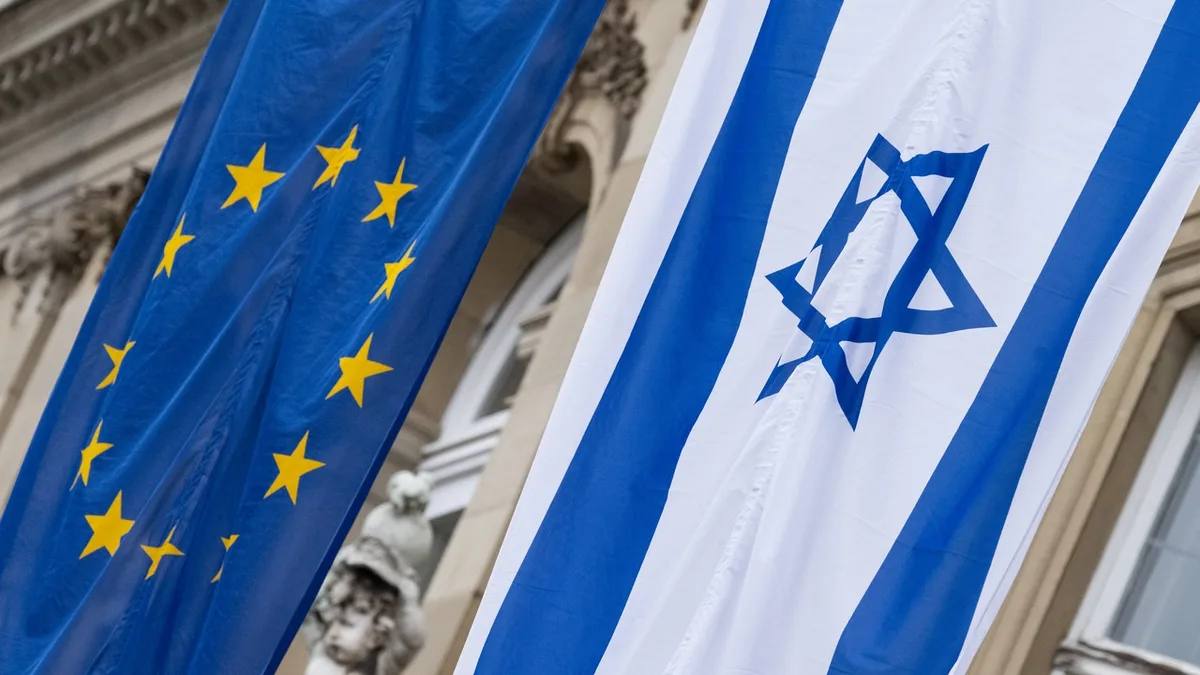 ЕС может ввести экономические санкции против Израиля Или же отменить таможенные льготы в связи с обвинениями в нарушении прав человека, сообщает Bild. Ранее глава внешнеполитической службы ЕС Кайя Каллас подготовила доклад, в котором указывается на возможные нарушения Израилем обязательств в области прав человека, взятых в рамках соглашения с ЕС. Документ планируется представить на рассмотрение министров иностранных дел стран ЕС во время предстоящей встречи в Брюсселе. После публикации содержания доклада израильские власти назвали его «односторонним» и «примером двойных стандартов со стороны ЕС». Главное — здесь. Подписывайтесь!