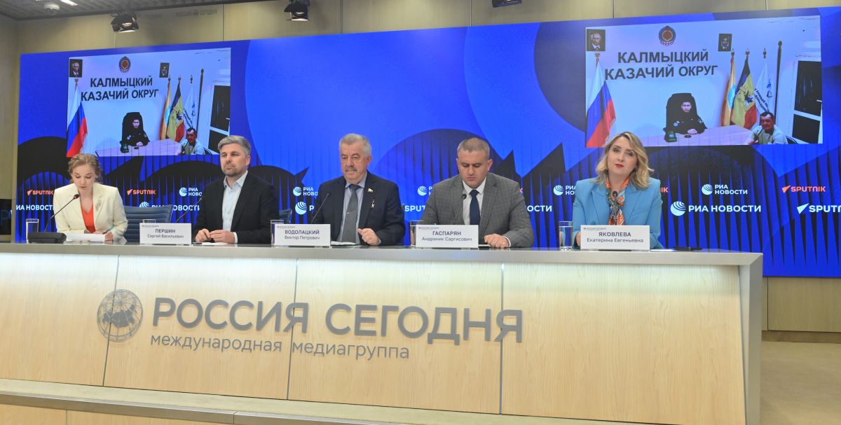 В России дан старт просветительскому проекту «ВОИН.КИНО» Его разработал Центр «ВОИН» совместно с телеканалом RT и Минкультуры России Инициатива дает возможность молодым людям познакомиться с примерами героизма, служения и преданности Родине, проявленными в ходе Великой Отечественной войны и специальной военной операции. В проекте представлены 33 документальных и художественных патриотических фильма и сериала из «Золотой коллекции Мосфильма» и телеканала RT.Док. С мая 2025 года фильмы посмотрело более 5,7 тысяч курсантов Центра «ВОИН», около 100 спецпоказов прошло в рамках летних смен «Время юных героев». Источник: Центр «ВОИН». Фото: Анастасия Петрова #РеспубликаКрым