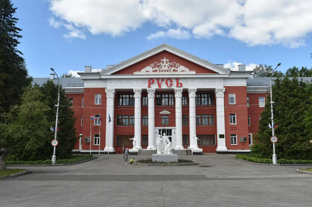 В первом квартале 2026 года интерес к размещению в санаторно курортных объектах России снизился на 15 по сравнению с аналогичным периодом прошлого года Это падение оказалось значительно более выраженным чем общее сокращение спроса на рынке внутреннего туризма где бронирования в отелях сократились лишь на 10 В то же время Пермский край по данным Росстата вошёл в топ 10 по количеству гостей в санаториях заняв восьмое место С января по февраль здесь побывали 22 9 тыс гостей что на 8 5 больше чем год назад Это свидетельствует о сохраняющемся интересе к прикамским здравницам среди которых наиболее известны курорты Усть Качка Ключи а также санатории Демидково Ключи Красный Яр и другие Подписаться в МАХ Вконтакте