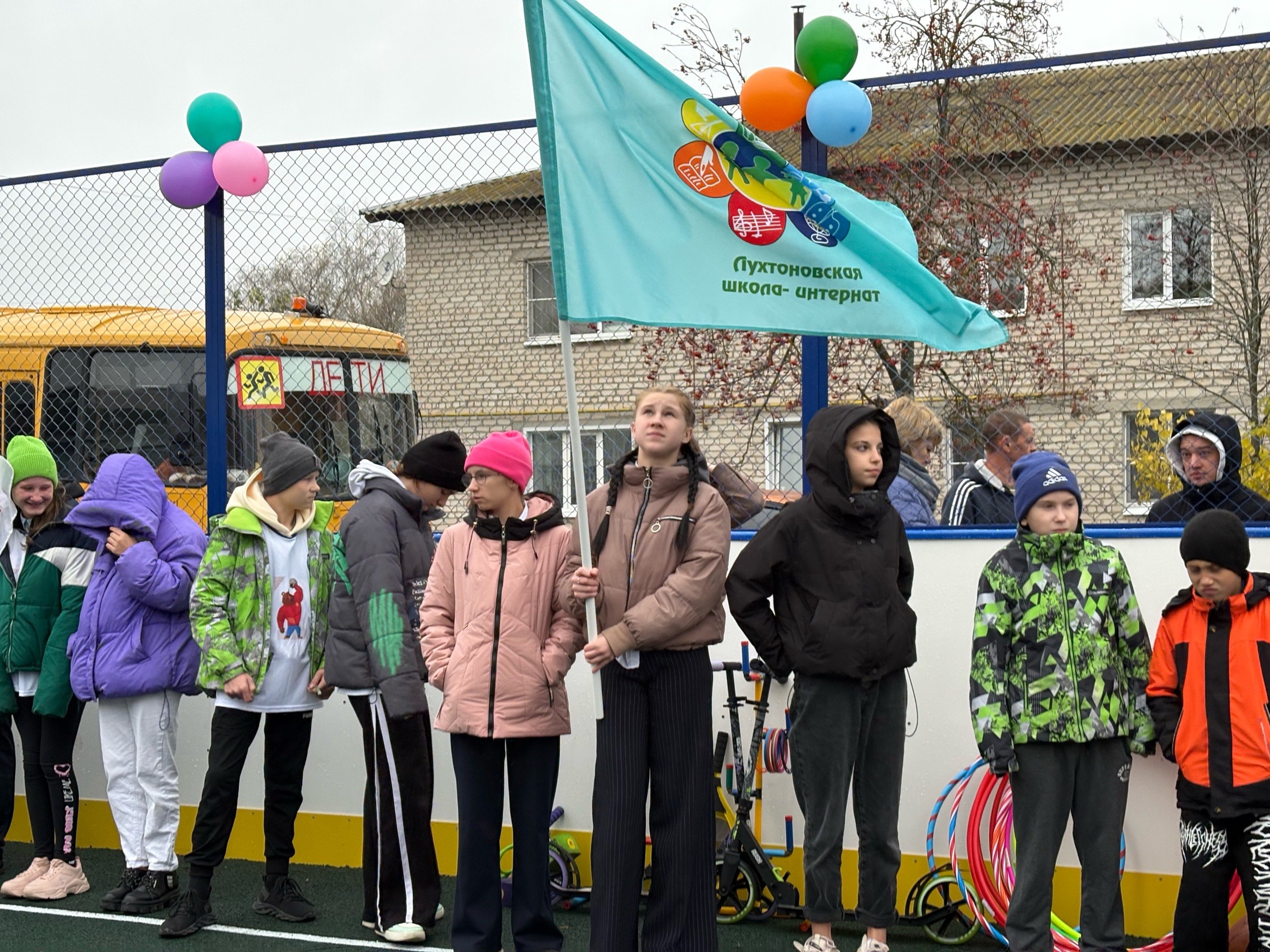 Спорту быть круглый год В Судогодском МО новая точка притяжения в деревне Лаврово по программе Развитие физической культуры и спорта Владимирской области открылась многофункциональная спортивная площадка Теперь у местных жителей и учеников Лавровской школы есть идеальное место для занятий физкультурой и спортом летом здесь можно играть в футбол волейбол баскетбол а зимой кататься на коньках и играть в хоккей Уверен что новый спортивный объект станет востребованным что жители деревни Лаврово и близлежащих поселений будут здесь активно заниматься различными игровыми видами спорта отметил замминистра физкультуры и спорта ВО Станислав Чесноков