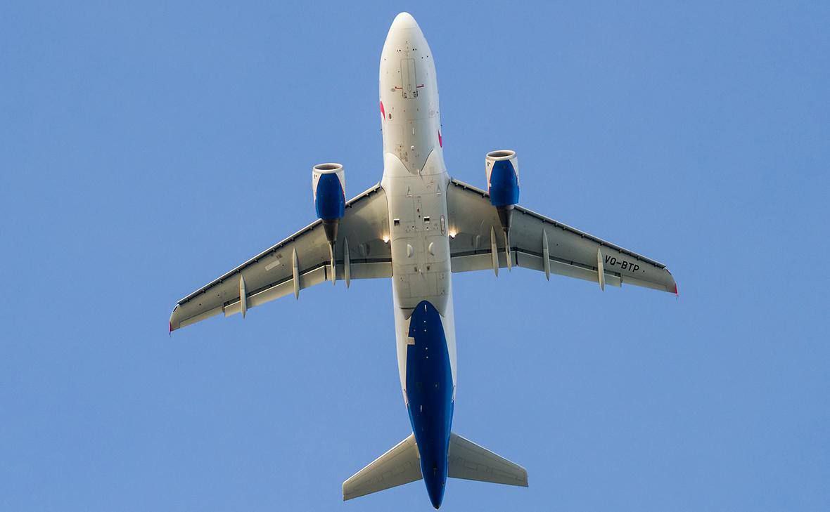 Аэропорт Краснодара обслужил более 200 тысяч пассажиров за 43 дня после возобновления авиасообщения С момента возобновления работы 17 сентября аэропорт Краснодара за 43 дня обслужил 203 938 пассажиров За этот период было выполнено 1383 взлетно посадочных операции из которых 955 пришлось на внутренние рейсы и 428 на международные Наибольший пассажиропоток был зафиксирован 26 октября в день введения осенне зимнего расписания когда услугами аэропорта воспользовались 8552 человека За указанный период аэропорт обработал более 244 тонн грузов и почты По прогнозам до конца года общий объем грузоперевозок может достичь 1200 тонн В настоящее время из аэропорта выполняются рейсы по 21 направлению включая 10 внутренних и 11 международных В осенне зимнем сезоне планируется увеличение количества рейсов и направлений Югополис Прислать фото или видео