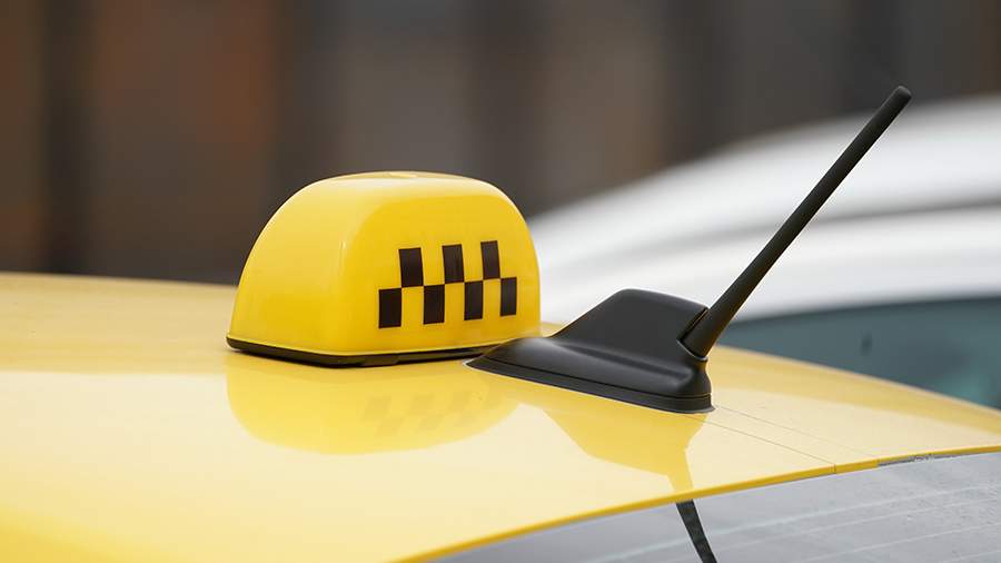 Хотел проучить в Комсомольске на Амуре таксист сломал ногу пассажиру В декабре прошлого года мужчина возвращался на такси из клуба вместе с ним ехала его спутница В ходе поездки между пассажирами и водителем произошел конфликт Последний попросил клиентов покинуть салон Выходя из машины мужчина сильно хлопнул дверью чем разозлил таксиста Водитель догнал пассажира и ударил металлической трубой по его ноге У пострадавшего диагностирован перелом Как оказалось пассажир работал инструктором по сноуборду однако после перелома вынужден был прекратить деятельность и уйти на больничный Подсудимый частично признал вину и пояснил что хотел проучить парня Суд назначил виновному три с половиной года лишения свободы с отбыванием наказания в исправительной колонии строгого режима Он также выплатил пострадавшему 500 тысяч рублей в качестве компенсации   Будь в курсе событий везде ОК VK MAX