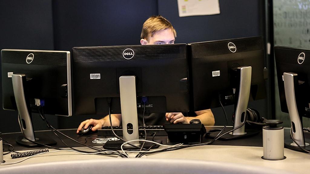 Больше 70 российских предприятий продолжают использовать иностранное корпоративное ПО Представители бизнеса отмечают что российские аналоги есть не во всех сферах имеют низкий кредит доверия зачастую стоят дороже и требуют дополнительных затрат на переезд предприятия не видят выгоды от немедленного перехода на отечественный софт Немного цифр Около трети 32 опрошенных используют зарубежные IT решения поскольку не нашли подходящего решения на российском рынке а еще 16 считают отечественные аналоги чересчур дорогими следует из анализа компании Еще по 12 респондентов не начали импортозамещение и ждут возвращения иностранных вендоров При этом больше четверти 27 опрошенных организаций использует не менее пяти зарубежных иностранных продуктов в разных классах софта Речь идет о компаниях которых не коснулись регуляторные ограничения и требования по обязательному импортозамещению Эти компании продолжают использовать трофейный софт и надеются на его скорую доступность говорится в отчете В регулируемом сегменте к концу 2025 г на отечественный софт перешли лишь 40 45 субъектов критической информинфраструктуры КИИ Telegram Дзен MAX