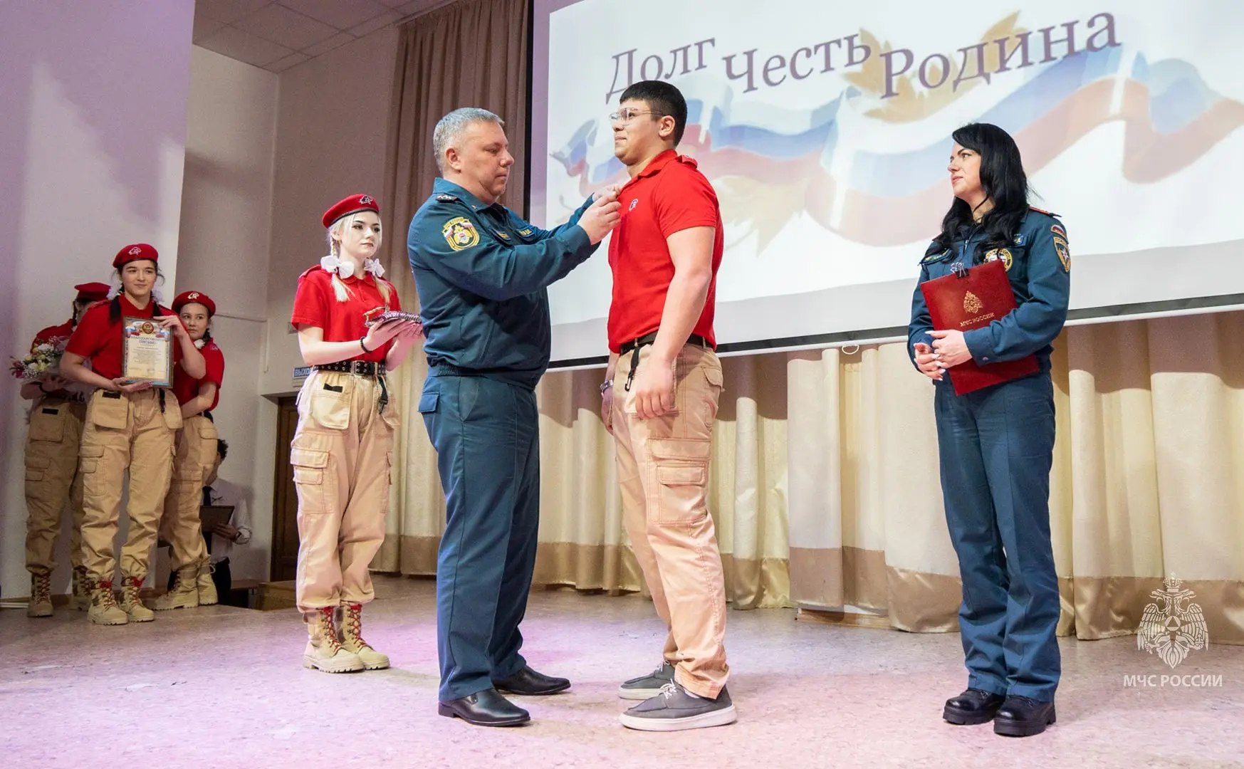 Камчатский школьник получил медаль За спасение на пожаре Он вывел из горящего дома своих пожилых родственников Медалью МЧС России За спасение на пожаре наградили ученика школы 31 Петропавловска Камчатского Амира Мирошниченко Торжественная церемония прошла прямо в его школе в присутствии учителей и одноклассников передаёт ИА Камчатское время Подробности по ссылке   kamtime ru article 87f4790b 87e8 4e9c b445 b91de3373122