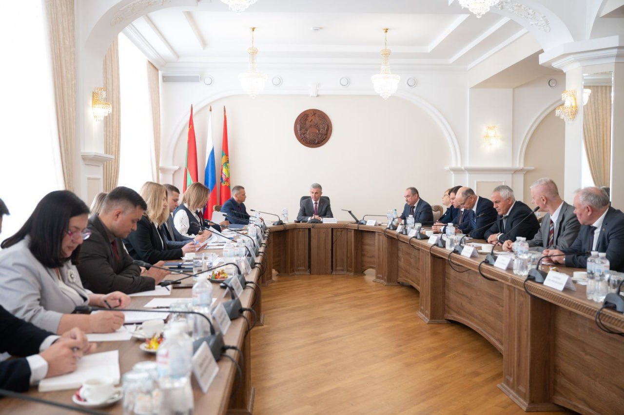 Экономические вызовы требуют новых решений Президент провел рабочее совещание с членами Президиумов Правительства и Верховного Совета. В центре внимания - исполнение республиканского бюджета и текущая экономическая ситуация. Приднестровье столкнулось с серьёзным спадом ключевых показателей. За январь-май 2025 года объемы производства сократились на 43%. Сложности усугубил энергетический кризис и нестабильная внешнеполитическая обстановка. Источники доходов бюджета ограничены, внешнеторговый оборот снизился на 31,5%. По оценке Правительства, ситуация критическая и требует новых решений. Президент отметил, что прежние подходы уже не обеспечивают необходимую устойчивость. Важно объединить усилия всех органов власти для поиска эффективных антикризисных мер и обеспечения социальных обязательств перед гражданами. Пресс-служба Правительства