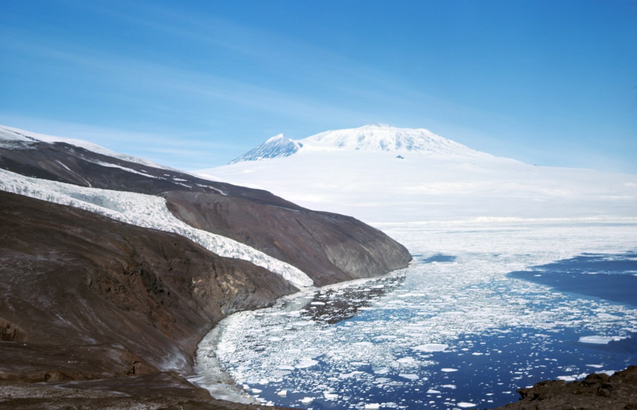 Обычная ситуация В ФАР в курсе происходящего с застрявшими в Антарктиде альпинистами Ранее телеграм канал SHOT сообщил что 12 российских альпинистов во главе с гидами Артёмом Ростовцевым и Александром Дорожуковым оказались заблокированы на вулкане Сидли в Антарктиде Вице президент Федерации альпинизма России Александр Пятницин для Матч ТВ Мы в курсе в ожидании погоды Это обычная ситуация непогода Все сидят и ждут Будут ли они потом продолжать подниматься Не знаю всё будет зависеть от ситуации и состояния news matchtv Мягков РИА Новости