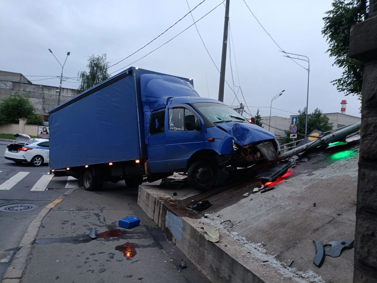 Водитель «Газели» не справился с управлением на Боровой улице — мужчина в больнице ДТП произошло рядом с железнодорожной станцией на Боровой улице. Машина получила существенные повреждения — отлетело колесо, помяты бампер и капот. Не меньше досталось знаку пешеходного перехода. По нашим данным, водитель госпитализирован. Мегаполис, 78 Подписаться Прислать новость