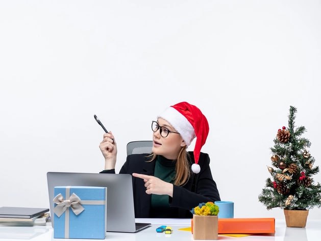 Самые длинные в истории 40 нижегородцев не довольны новогодними выходными Каждый четвертый экономически активный житель Нижнего Новгорода не считает утвержденную продолжительность новогодних выходных оптимальной зимой 2025 2026 гг она станет самой большой за всю историю современной России и составит 12 дней пишет SuperJob Сократить время отдыха до 1 3 дней хотели бы 7 опрошенных до 4 6 дней 15 ровно до одной недели 10 до 8 11 дней 8 12 дневные каникулы чаще не поддерживают мужчины 30 против 40 среди женщин и респонденты с заработной платой от 150 тыс руб 67 из которых выступают за то чтобы сократить время отдыха Деловой квартал НН