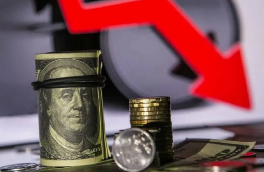 Дедолларизация набирает обороты в странах Азии, — CNBC Ассоциация государств Юго-Восточной Азии АСЕАН расширяет использование национальных валют в торговле и инвестициях, что свидетельствует о нарастающем тренде на дедолларизацию в странах Азии, — констатирует американский CNBC «Непоследовательные решения Трампа в области торговой политики и резкое падение курса доллара способствуют более быстрому переходу к другим валютам», — заявил валютный стратег ING Франческо Пезоле Несмотря на то, что дедолларизация не новое явление, ситуация кардинально меняется. Инвесторы понимают, что доллар уже используется в качестве оружия в торговых переговорах. Это привело к переоценке портфелей, в которых преобладают активы в долларах Помимо АСЕАН, страны БРИКС активно разрабатывают и продвигают свою собственную платёжную систему, чтобы обойти традиционные системы, такие как SWIFT, и снизить зависимость от доллара «КРИСТАЛЛ РОСТА» ранее информировал, что по мнению британского Economist бегство от доллара обрушит финансовую систему США, а также приводил мнение Александра Галушки о том, что «дедолларизация мировой экономики — это исправление исторической и теоретической ошибки»