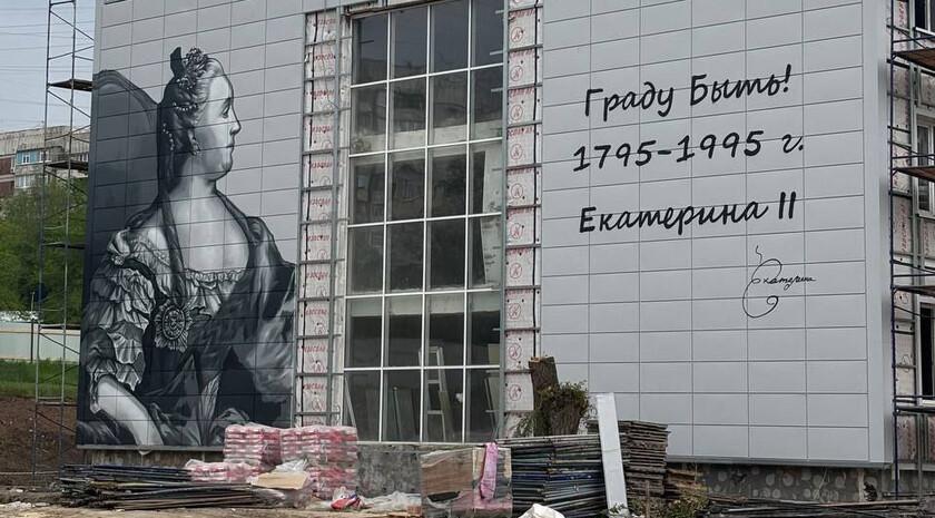 Фасад луганской гимназии № 60 имени 200-летия Луганска украсят муралы, отражающие историю города. Об этом сообщила временно исполняющая полномочия главы города Яна Пащенко. «После завершения реконструкции обновленное здание учебного заведения очень хорошо впишется в архитектуру жилого массива, став украшением этой части города», уверена она. #молодежь