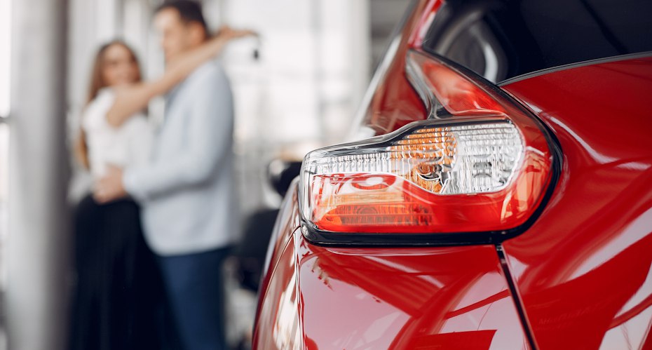 В России начали изымать блатные автомобильные номера В России прекращена выдача и повторная регистрация автомобильных номеров с серией ЕКХ Формально эти номера не запрещены но в реальности получить их больше нельзя ни новые ни при переоформлении От управления ГИБДД по Нижегородской области поступило официальное разъяснение по этому вопросу Ведомство сослалось на ограничения прописанные в федеральных законах 144 ФЗ и 57 ФЗ эти нормативные акты регулируют вопросы оперативно розыскной деятельности и государственной защиты Формальной причиной названа защита от угроз жизни владельцев автомобилей Исторически серия ЕКХ с 1996 года закреплялась за служебным транспортом ФСО ФСБ и ряда государственных учреждений Со временем номера стали доступны на коммерческом рынке но в общественном сознании они прочно ассоциируются с силовыми структурами что породило народную расшифровку Еду Как Хочу iguides