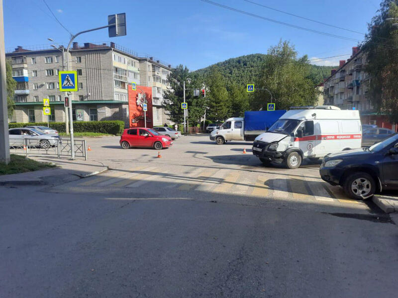 На Алтае в ДТП попал автомобиль скорой помощи, который вез пострадавшего в другой аварии  В Горно-Алтайске в аварию попал автомобиль скорой помощи, который вез пострадавших с места ДТП. Инцидент случился днем 31 июля возле дома № 60 по пр. Коммунистическому.  «Автомобиль скорой медицинской помощи, двигаясь в сторону республиканской больницы с включенным проблесковым маячком и звуковой сиреной, допустил столкновение с автомобилем Toyota Rav 4, который выезжал на проспект с улицы Бориса Головина в прямом направлении. В тот момент автомобиль скорой помощи вёз 45-летнего жителя Новосибирска, который ранее пострадал в ДТП вблизи села Кызыл-Озек», — сообщили в МВД региона.  В результате медпомощь понадобилась водителю ГАЗели и фельдшеру. Полицейские проводят проверку по факту произошедшего.  Фото: МВД Республики Алтай