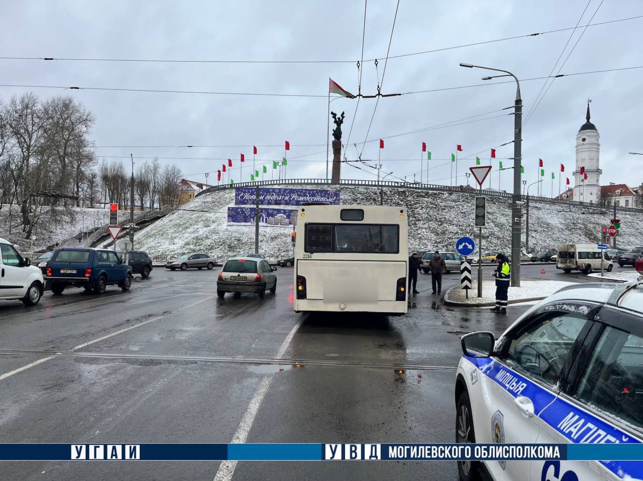 В Могилеве произошло столкновение маршрутного такси и автобуса  Госпитализирован 15-летний пассажир маршрутки. По факту ДТП проводится проверка.