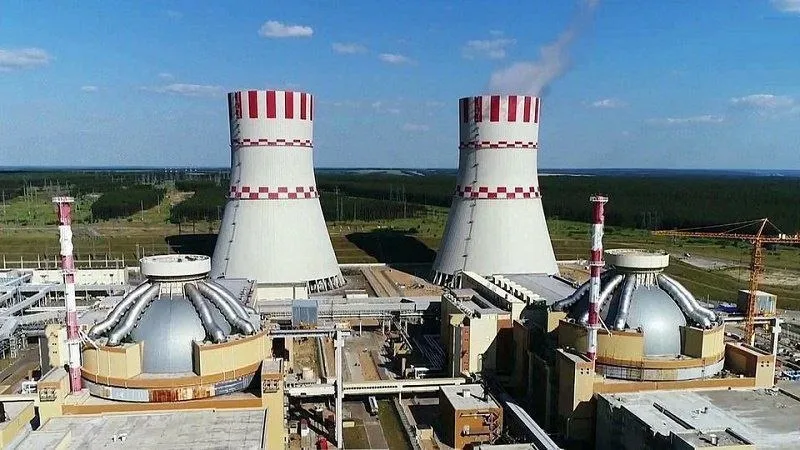 Россия планирует выделить Казахстану кредит в 12 75 млрд на строительство АЭС Балхаш Об этом заявил директор казахстанского Агентства по атомной энергии Алмасадам Саткалиев По его словам остальные 15 суммы финансирования проекта обеспечит правительство Казахстана Глава агентства сообщил о том что сейчас стороны прорабатывают два соглашения о строительстве АЭС Балхаш и об условиях выделения кредита Он также напомнил что стоимость строительства атомной электростанции с двумя энергоблоками мощностью по 1 2 гигаватта с участием российской корпорации Росатома оценивается в 15 млрд
