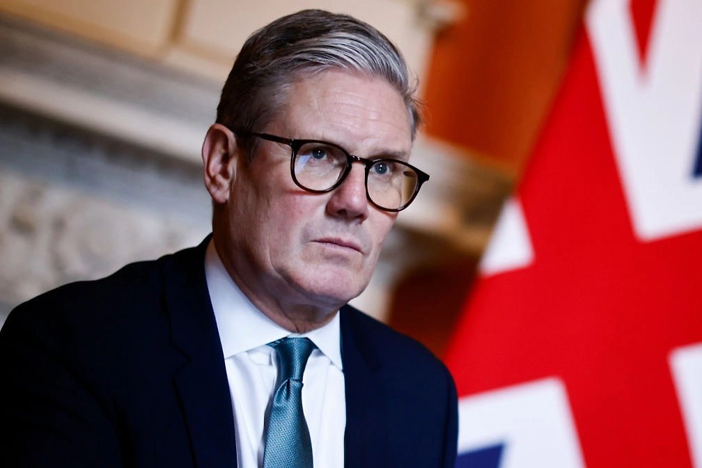 Премьер Британии завёл аккаунт в TikTok несмотря на запрет Премьер министр Великобритании Кир Стармер завёл личный аккаунт в TikTok хотя его использование запрещено на устройствах чиновников и депутатов Об этом сообщила редакция издания The Independent Подтверждённый синей галочкой профиль был анонсирован сегодня первым видео где Стармер с женой Викторией зажигают гирлянду на праздничной ёлке на Даунинг стрит Уже к вечеру количество фолловеров превысило отметку в одну тысячу однако раздел комментариев наполнился критикой а не милыми обсуждениями грядущего праздника Часть аудитории гадает через какое время Стармер решит полностью закрыть комментарии тогда как другие напрямую требуют отставки политика Примечательно что сообщения второго типа активно поддерживаются лайками Геополитика