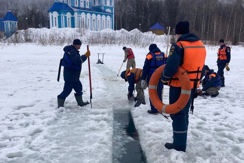 Пилят и планируют взрывать: в Челябинской области начали разрушать лед на реках  В Челябинской области готовятся к паводку. На реках пытаются ослабить лед, чтобы он не создавал заторов. Спасатели уже начали пилить лед в Ашинском, Брединском и Варненском районах, а также в Троицке.  Как рассказали в региональном министерстве общественной безопасности, в Ашинском, Катав-Ивановском, Кусинском и Пластовском районах используют еще один метод – чернение. Это когда на замерзших водоемах рассыпают материал темного цвета — например, золу, песок или шлак. Белый снег отражает солнечные лучи, а вот темная поверхность нагревается от солнца быстрее. Зачерненный речной лед начинает активней таять.  В Ашинском районе планируют также взорвать лед. Помощи в этом попросят у саперов Центрального военного округа. Как уточнили в региональном ГУ МЧС, провести взрывные работы планируют в конце марта.