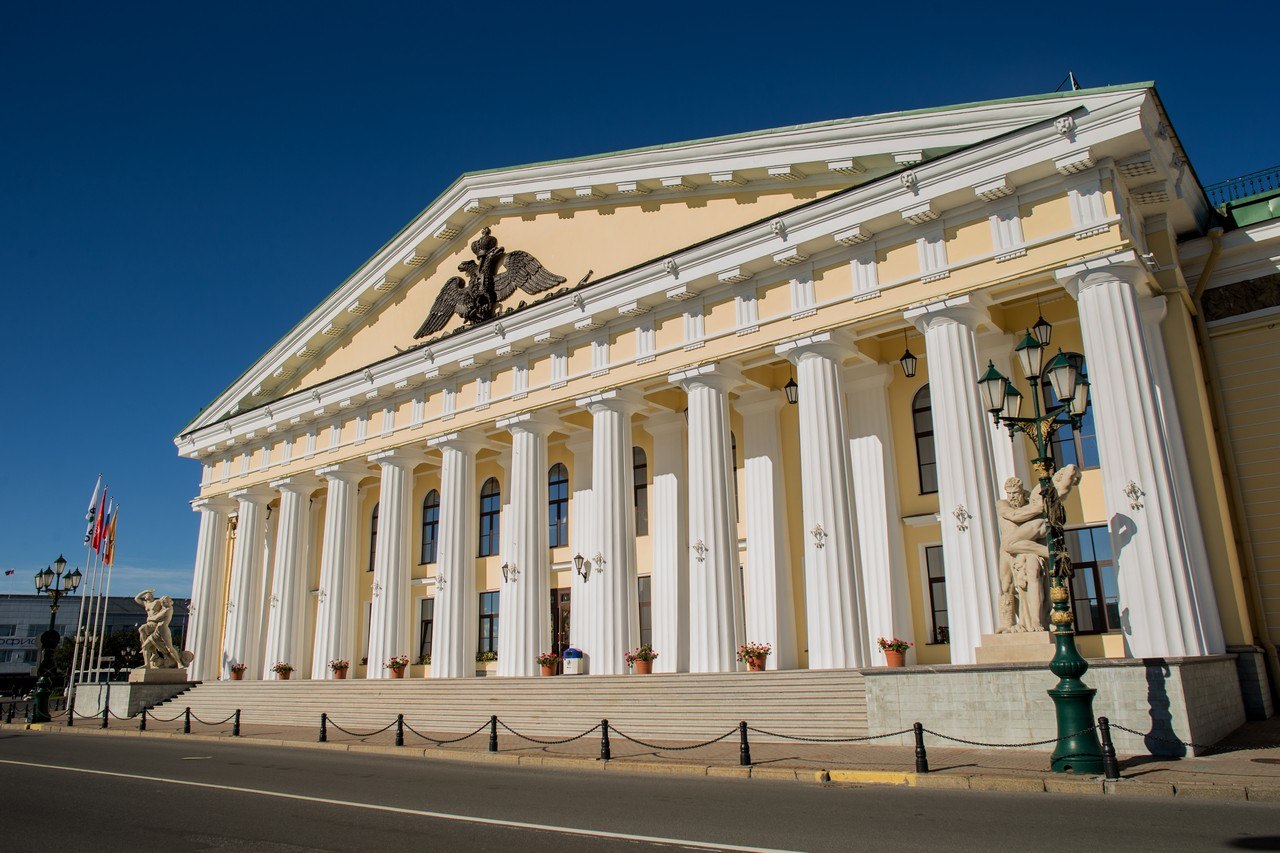 Санкт-Петербургский горный университет стал первым вузом в стране, который при поступлении будет учитывать оценки в школьном аттестате. Ранее об этом говорил Путин  Внимание на изменения обратил блогер Арсений Филин. В новых правилах приема вуза указано, что при поступлении на программы базового высшего образования учитываются четыре вступительных испытания: результаты трех ЕГЭ или внутренних экзаменов, а также «средний балл документа об образовании, приведенный в стобалльной шкале».  «Не секрет, что кто-то целенаправленно готовился только по зачетным дисциплинам. Новая система учета дает возможность оценивать общую подготовку соискателей», — заявил ответственный секретарь приемной комиссии вуза Денис Пеленев.  В конце прошлого года Путин, выступая на заседании Совета по правам человека, поддержал идею введения «интегральной оценки знаний» при поступлении в высшие учебные заведения — поскольку сегодняшняя система вынуждает школьников «учить только те предметы, по которым они сдают ЕГЭ».  Подписаться на «Новую-Европа»