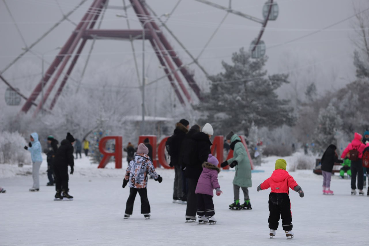 Каток на острове Конный начнет работу с 22 декабря Сейчас ведут заливку сезонного катка Работы продлятся до 21 декабря Площадь ледовой поверхности составит почти 4800 квадратных метров Открытие катка для посетителей запланировано на 22 декабря Он будет работать ежедневно до конца февраля За состоянием льда будут следить регулярно проводить уборку подливку и подрезку поверхности основной площадки и дорожек Это позволит поддерживать качественное покрытие для комфортного катания Территория уже стала традиционным местом для зимнего отдыха горожан Здесь можно провести время с семьей и друзьями занимаясь спортом или наслаждаясь катанием на свежем воздухе Подписывайтесь на канал администрации Иркутска в MAX