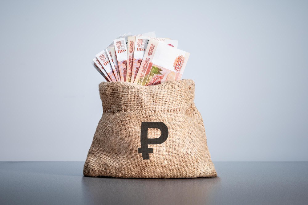 Расследование дела о хищении 7,6 млн рублей завершили на Сахалине Следователи передали в суд дело в отношении 47-летней бывшей сотрудницы строительной компании. По версии следствия, женщина, оставаясь на подряде после увольнения, с сентября 2021 по май 2023 года под видом хозяйственных нужд переводила деньги фирмы на свои счета и карту дочери. Общая сумма ущерба — 7 млн 644 тысячи рублей. Схему выявили сотрудники экономической безопасности УМВД. Обвиняемой грозит ответственность по статье о присвоении в особо крупном размере. Источник: МВД МЕДИА #Местное Прислать новость Буст