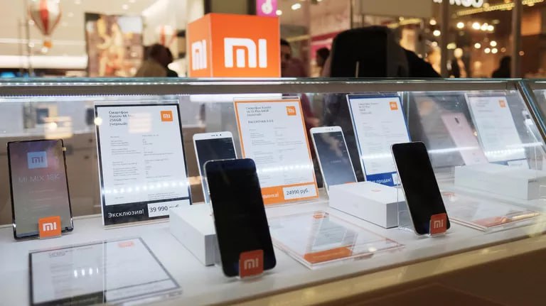 Ввоз китайских смартфонов в Россию в сентябре упал почти вдвое Импорт Россией смартфонов из Китая в сентябре в годовом выражении рухнул почти в два раза подсчитало РИА Новости по данным китайской статслужбы Так за сентябрь из Поднебесной в РФ приехало 1 3 миллиона смартфонов на 173 5 миллиона долларов Это в 1 9 раза меньше чем 2 5 миллиона устройств которые прибыли в Россию за предыдущий сентябрь Тогда стоимость поставок составила 279 5 миллиона долларов При этом в месячном выражении объем российского импорта немного увеличился на 6 до максимума с марта Всего по итогам трех кварталов этого года Москва закупила у Пекина 11 3 миллиона смартфонов на 1 26 миллиарда долларов что на треть меньше чем за такой же период годом ранее Главными покупателями телефонов у КНР по итогам сентября стали США 7 5 миллиона штук ОАЭ 5 1 миллиона Япония 2 02 миллиона Мексика 1 9 миллиона и Пакистан 1 6 миллиона Россия же расположилась на восьмом месте год назад она была третьей