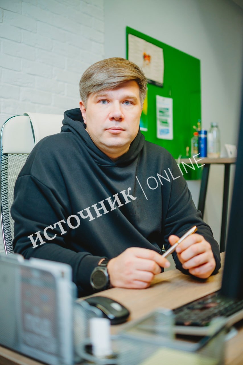 Зама управляющего Кировским отделением Сбербанка Владимира Жукова обвиняемого во взятке 8 млн рублей заключили под стражу Напомним банкира задержали в рабочем кабинете во время чаепития Не грузит фото и видео Смотри в MAX