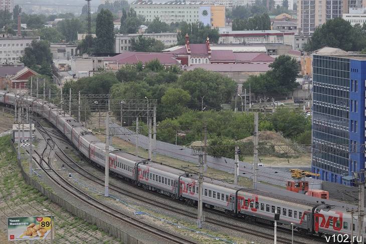 Аферу при реконструкции объекта РЖД вскрыли в Волгоградской области  Прокуроры вскрыли факт мошенничества в ходе реализации инвестиционного проекта по реконструкции участка железной дороги в Волгоградской области, передает V102.RU.  Речь идет о реализации инвестиционного проекта «Комплексная реконструкция участка Трубная – Верхний Баскунчак – Аксарайская Приволжской железной дороги. Удлинение путей на станции Волжский  Трубная ».  - Установлено, что ОАО «Российские железные дороги» с АО «РЖДстрой» заключены договоры на строительство вышеуказанного объекта. В ходе осуществления надзорных мероприятий должностными лицами приняты и оплачены фактически невыполненные работы по устройству фундаментов, оснований под тротуары, асфальтобетонных покрытий дорожек и тротуаров, пожарных гидрантов на общую сумму более 790 тыс. рублей, - сообщили в Южной транспортной прокуратуре.