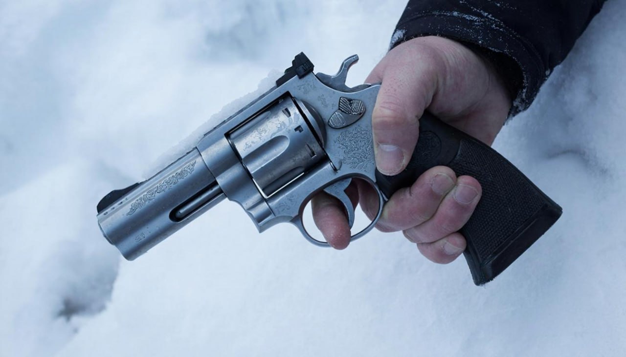 Осудили за стрельбу 45 летний житель Ижевска привлечен к административной ответственности за стрельбу из оружия в населенном пункте ч 2 ст 20 13 КоАП РФ Установлено что в декабре прошлого года мужчина приехал на работу с сигнальным пистолетом и револьвером Бульдог продемонстрировал их коллегам после чего совершил порядка 10 выстрелов в воздух из каждого ствола За стрельбу из сигнального пистолета его оштрафовали на 40 тыс руб с конфискацией за выстрелы из Бульдога не считается оружием на 1 тыс руб Подписаться на нас Telegram MAX