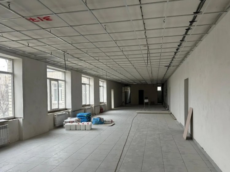 Просят сдать в срок депутаты и чиновники проверили ход ремонта двух школ в Волжском Накануне в Волжском депутаты и чиновники проверили ход работ по капитальному ремонту школ 13 и 32 Как рассказали Волжский ру в городской администрации на местах побывали депутаты Волгоградской областной думы заместитель главы города Валентина Чурекова вице спикер Волжской городской думы Валентина Рода руководство управления образования Во время общения с подрядчиком контролеры обратили особое внимание на необходимость сдачи объектов в срок При том что все возможные сроки уже давно нарушены Так в школе 32 из за нарушения графика был расторгнут контракт с подрядчиком а полиция возбудила в отношении генерального директора ООО Азимут уголовное дело по ч 4 ст 159 УК РФ Мошенничество в особо крупном размере Его подозревают в хищении 53 миллионов рублей Подробнее на Волжский ру   www volzsky ru index php wx 16 wx2 81826 ВолжскийРу волжский vlz