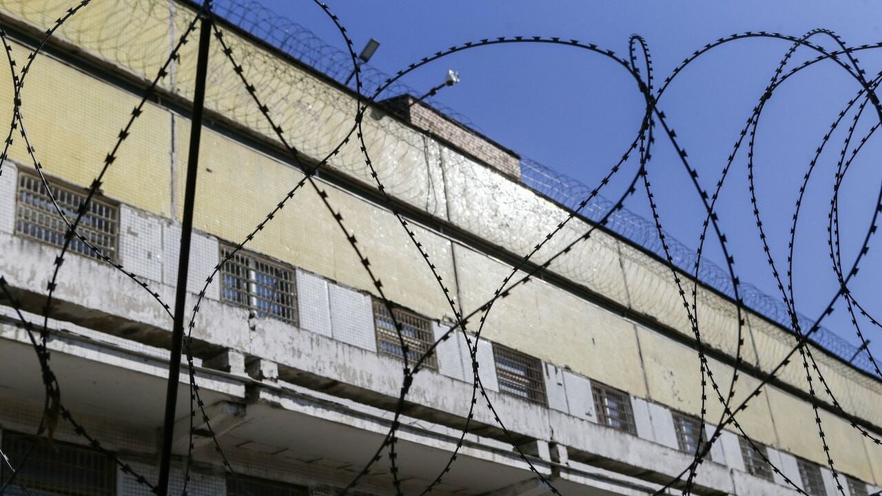 Минюст предложил расширить список болезней, препятствующих отправки в СИЗО Соответствующий проект постановления опубликован для общественного обсуждения, сообщила пресс-служба министерства. В частности, Минюст предложил включить в списки заболеваний, при которых фигуранты уголовных дел не должны отправляться в СИЗО, следующими группами болезней: болезни крови, кроветворных органов и отдельные нарушения, вовлекающие иммунный механизм; врожденные аномалии пороки развития , деформации и хромосомные нарушения; беременность, роды и послеродовой период. Также Минюст предложил привести перечень в соответствие с Международной классификацией болезней и проблем, связанных со здоровьем. Ведомство заявило, что список сформирован на основе предложений Минздрава, уполномоченного по правам человека, СПЧ и Общественной палаты.