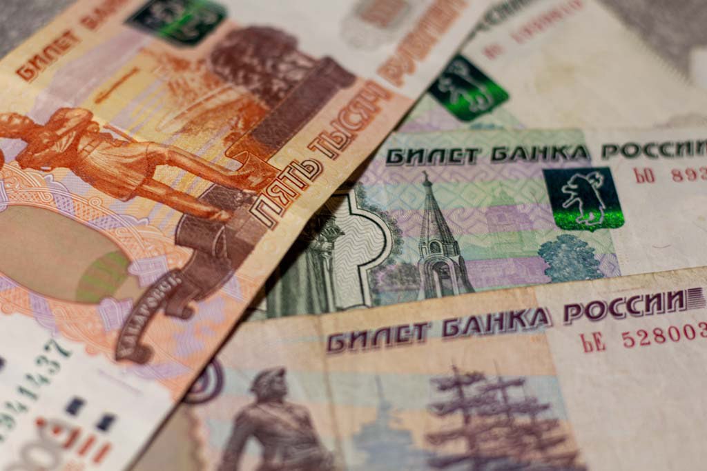 Авито россияне планируют накопить в среднем около 345 тысяч рублей в 2026 году Большинство респондентов 62 планируют увеличить свои накопления в 2026 году по сравнению с предыдущим годом О сокращении желаемой суммы накоплений сообщают лишь 12 респондентов 27 не планируют менять свой подход и рассчитывают сберегать столько же сколько и в 2025 В среднем респонденты рассчитывают накопить около 345 тысяч рублей за год отмечается в исследовании Авито реклама и Авито подработка В среднем ежемесячная сумма накоплений составляет 15 083 рублей в месяц В то же время размер ежемесячных накоплений различается в зависимости от города проживания