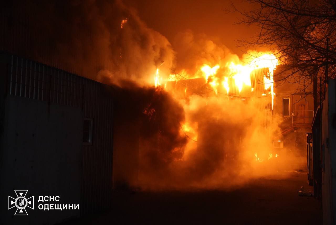 Кадры тушения пожара в Одессе, где дроны вчера попали по резервуару с горючим.