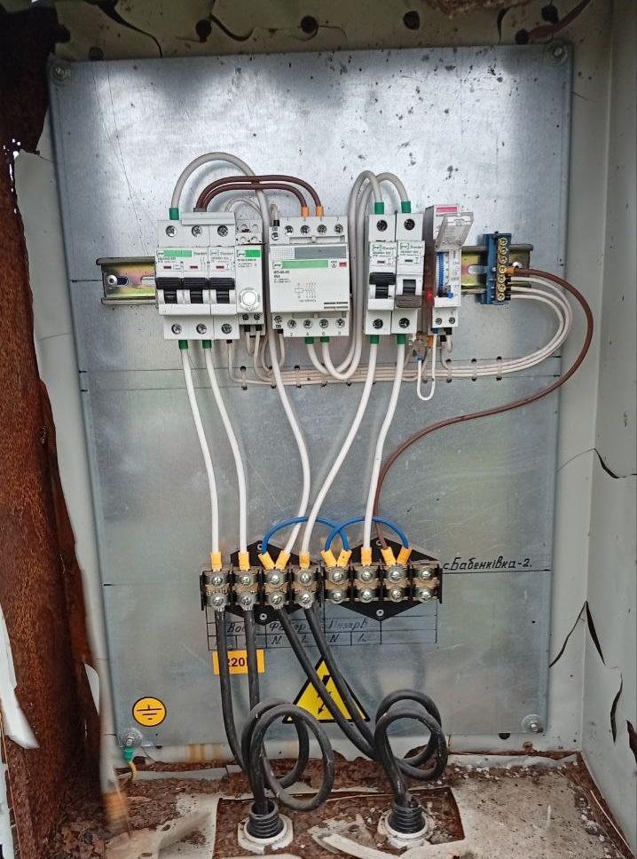 Мордовия восстановила уличное освещение в селе Бабенкова Первая Жители села Бабенкова Первая обратились в Администрацию Каланчакского округа с просьбой восстановить освещение на одной из улиц Особенно это было важно для учащихся их родителей и педагогов которые возвращаются домой после занятий в тёмное время суток На прошлой неделе сотрудники Администрации провели рабочее совещание с аварийно ремонтной бригадой из Мордовии где затронули вопрос ремонтных работ на данной улице Специалисты выяснили причину поломки и шеф регион предоставил необходимые материалы для её устранения Сотрудники аварийно ремонтной бригады провели замену электронного реле времени теперь уличное освещение в с Бабенкова Первая функционирует должным образом