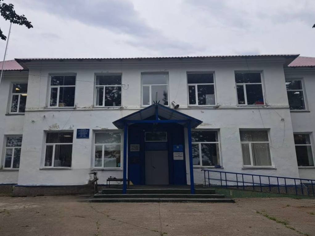 На Камчатке мужчина разбился упав с крыши школы 26 летний рабочий выполнял ремонт кровли в селе Соболево Он не удержался и сорвался с высоты более четырёх метров С многочисленными травмами его доставили в больницу но спасти не удалось Следственные органы проверят соблюдались ли правила охраны труда Подписаться на kpdvru
