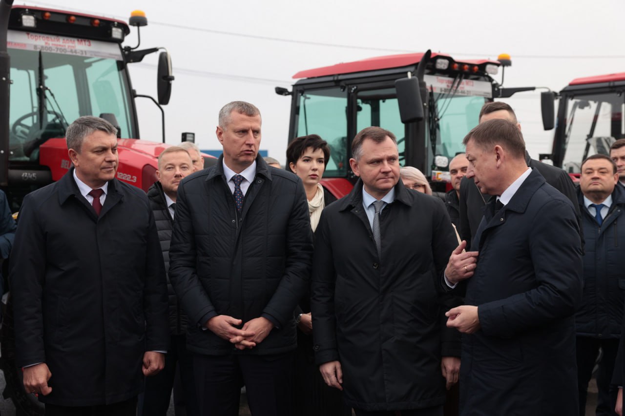 В Ростовской области открылся первый в России мультибрендовый центр белорусской техники Белорусские машины Об этом сообщают на сайте донского правительства На торжественной церемонии присутствовали губернатор Ростовской области Юрий Слюсарь и глава администрации президента Республики Беларусь Дмитрий Крутой которые осмотрели экспозицию и оставили записи в книге почетных гостей Проект реализован Минским автомобильным заводом на базе дочернего предприятия МАЗ ЮГ и объединяет под одной крышей технику девяти ведущих белорусских производителей включая МАЗ МТЗ Гомсельмаш и Амкодор Под крышей этого уникального мультибрендового центра дочки МАЗа собрана известная своим качеством и конкурентоспособностью белорусская техника Нам приятно что из восьми центров которые планируется открыть по всей России первый появился в Ростовской области У нас большой рынок для этой техники Мы стоим на пороге обновления нашей коммунальной специальной техники пассажирского транспорта и нам нужен стратегический партнер отметил Юрий Слюсарь Фото Донское правительство ИА ДОН 24 Отправить новость