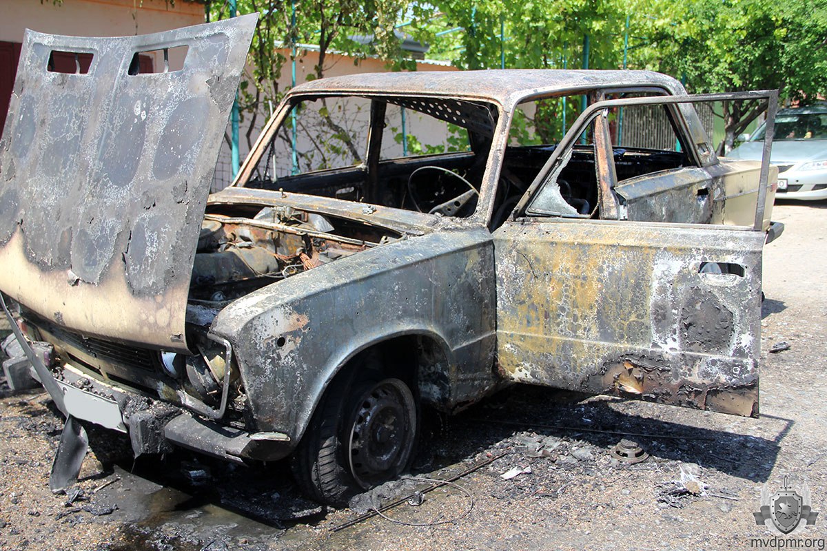 В Чобручах 11 июня сгорели «Жигули». Авто загорелось прямо на ходу. Водитель перекрыл газ и пытался вместе с соседом сбить пламя огнетушителями, но безуспешно. Пожарные потушили машину, но она выгорела полностью.