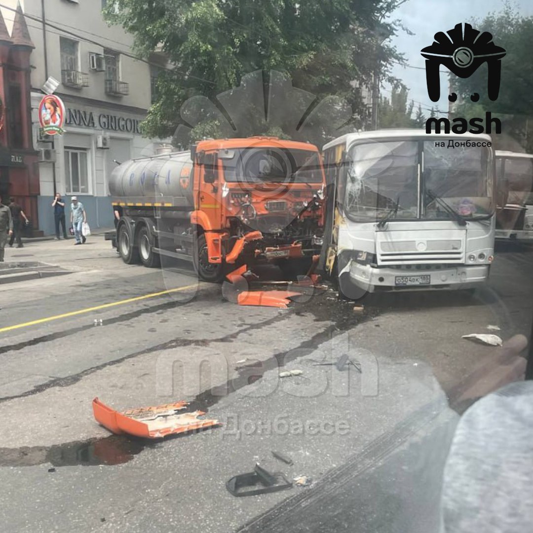 Водовоз столкнулся с автобусом в центре Донецка. По словам очевидцев, виноват водитель спецтехники — он не уступил дорогу на пересечении Университетской и Орешкова. Предварительно, никто не пострадал.