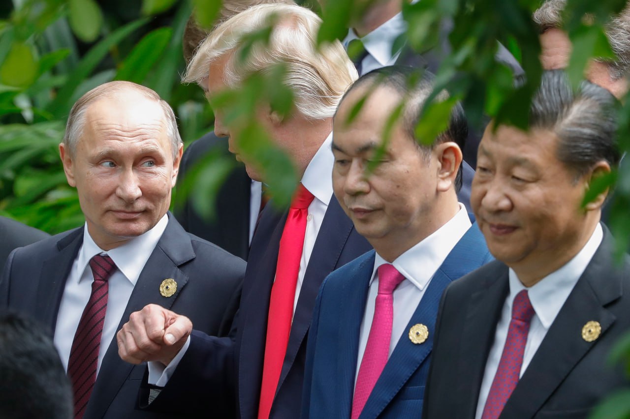 Трамп заявил, что, вероятно, посетит КНР в не столь отдаленном будущем, пообещав вскоре принять решение на этот счет. Президент США не исключил и не подтвердил планы переговоров с Путиным в рамках потенциального визита в КНР, заявив, что "возможны многие встречи".