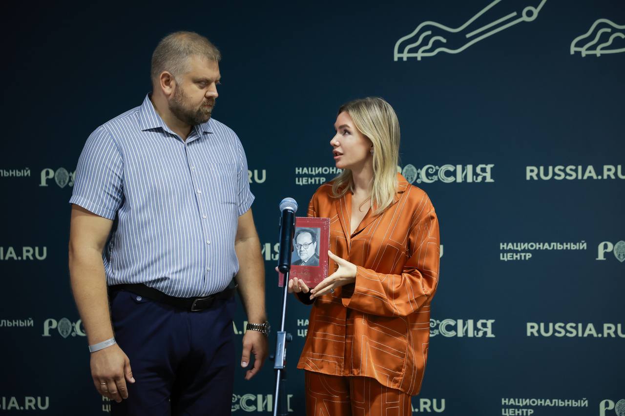 Гала-концерт конкурса композиторов в честь 110-летия со дня рождения поэта Михаила Матусовского пройдет в НЦ «Россия» В Национальном центре презентовали Всероссийский песенный конкурс композиторов «Те песни, что пела нам мать», приуроченный к 110-летию со дня рождения Михаила Матусовского. Проект призван создать новые музыкальные интерпретации произведений великого поэта, поддержать молодые таланты и сохранить традиции русской песенной культуры. Прием заявок на конкурс продолжается. Подробная информация об условиях участия доступна на официальном сайте проекта. Финал конкурса пройдет 17 декабря на сцене Национального центра, где прозвучат произведения победителей в исполнении ведущих артистов. Конкурс проводится Луганской государственной академией культуры и искусств имени М.Л. Матусовского совместно с АНО «Луганский центр визуальных искусств» при поддержке Президентского фонда культурных инициатив и НЦ«Россия». «Россия»