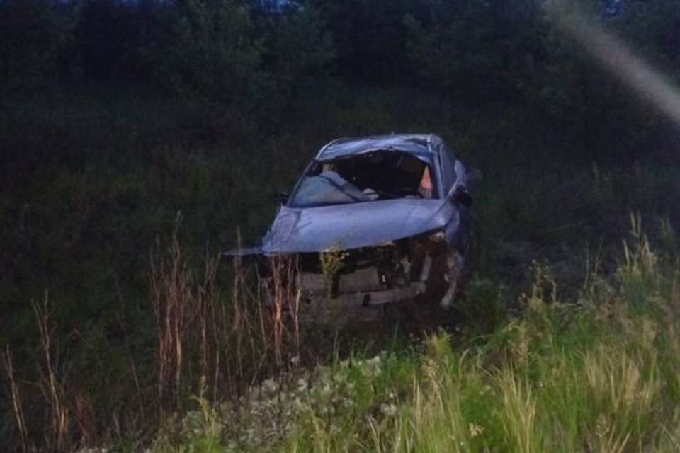 В Волгоградской области в ночи перевернулась иномарка Водитель за рулем HAVAL потерял управление. Ночью 21 мая в Дубовском районе Волгоградской области было зафиксировано дорожно-транспортное происшествие. О ДТП "Городские вести" сообщают по информации пресс-службы ГУ МВД по Волгоградскому региону. Согласно предварительным данным, в 01.00 на десятом километре автодороги Прямая Балка - Давыдовка водитель за рулем HAVAL потерял управление. Машина съехала с проезжей части и опрокинулась. В результате ДТП водителя пришлось доставить в медучреждение.