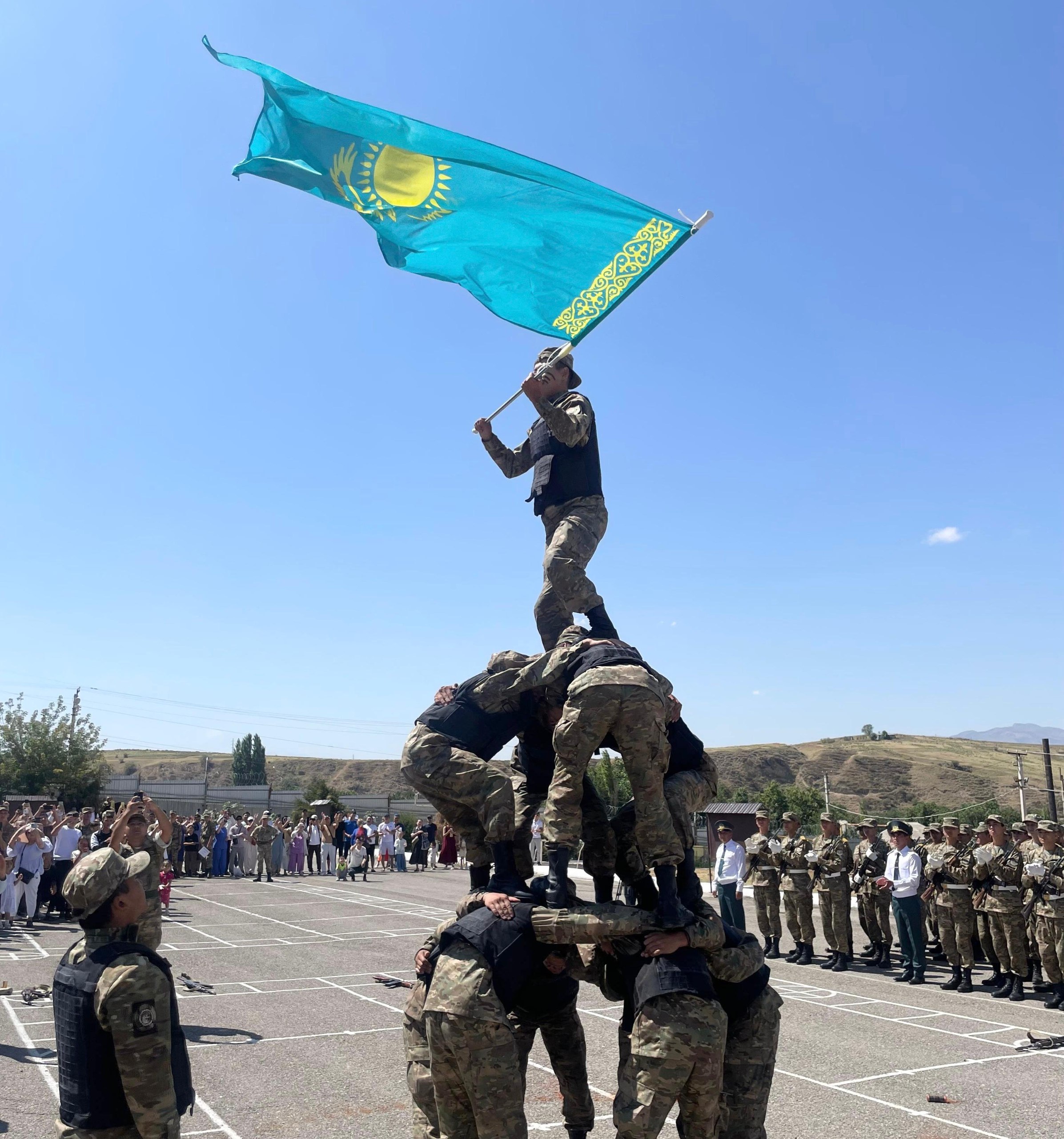 В Шымкенте почти 400 новобранцев приняли Военную присягу В воинской части 6506 Национальной гвардии РК в Шымкенте прошла торжественная церемония принятия военной присяги призывниками первой волны 2025 года. Почти 400 солдат с гордостью присягнули на верность Родине, Конституции и народу Казахстана. На мероприятие собрались около полутора тысяч гостей — родных и близких военнослужащих со всей страны. Церемонию дополнили выступления ветеранов, родителей и трогательные музыкальные номера. В завершение солдаты прошли торжественным маршем и отправились в увольнение с родными. В этот же день присягу приняли ещё 150 новобранцев в части 6698 в Шымкенте.