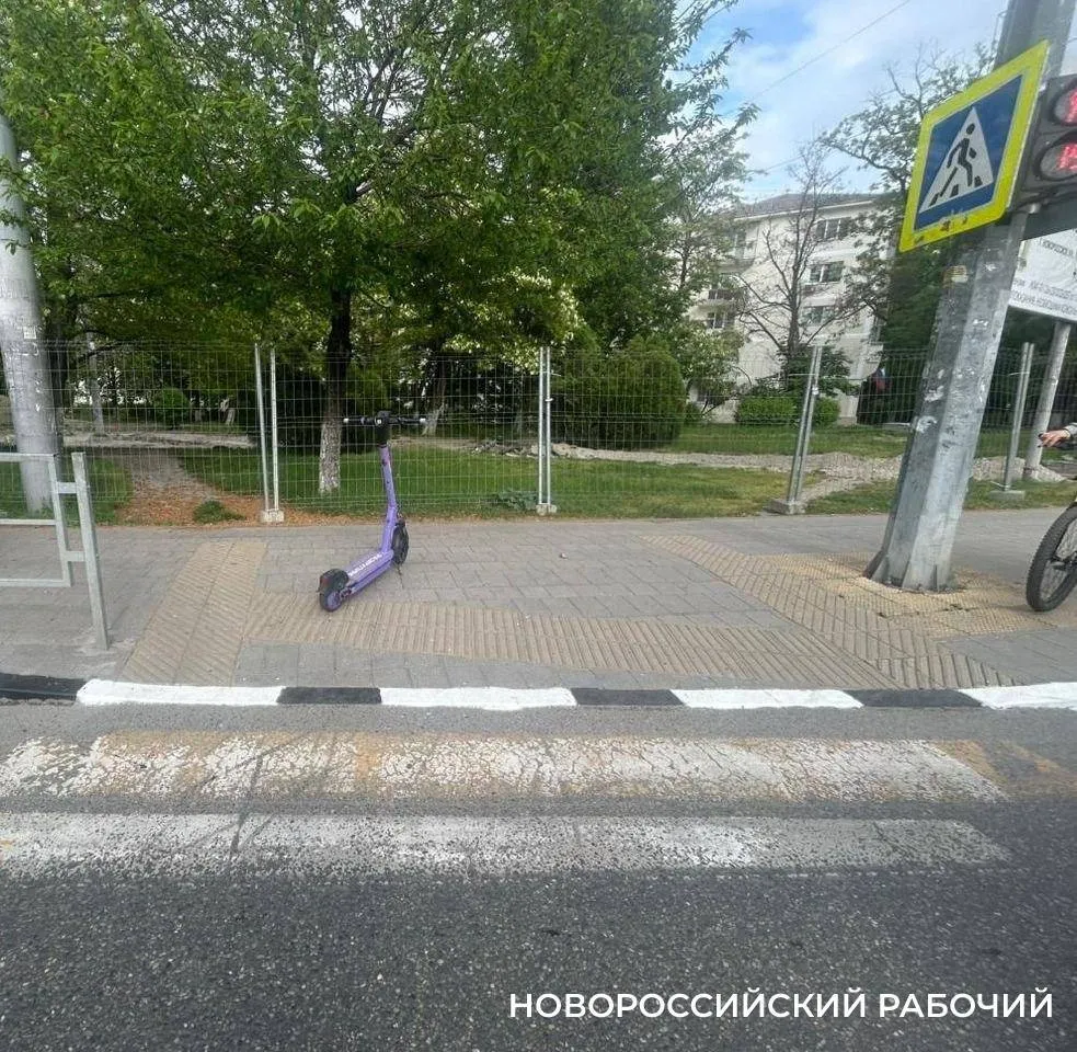 В Новороссийске автомобилист сбил девочку на самокате Вчера 16 мая в 15 50 автомобилист сбил 13 летнюю девочку на электросамокате сообщают в Госавтоинспекции Новороссийска Девочка пересекала пешеходный переход на улице Советов 2 6 Она передвигалась на зеленый свет не спешившись В это же время 34 летний водитель автомобиля ВАЗ ехал по дороге на красный свет и допустил наезд на ребенка Сотрудники ГАИ устанавливают детали происшествия Они же напоминают о том что дети до 14 лет не должны управлять СИМ Пересекать проезжую часть на самокате нельзя как и выходить на дорогу Для езды на электросамокате следует использовать защитную экипировку шлем наколенники и налокотники novorab official Мы в МАХ